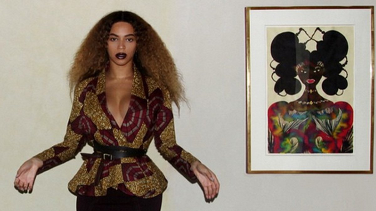 Beyoncé poserar vid en tavla. 